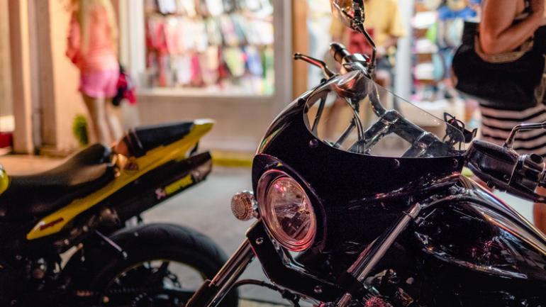 在佛罗里达州基韦斯特的城镇骑行 在佛罗里达州基韦斯特的城镇骑行