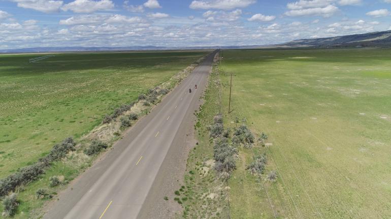 骑着摩托车在俄勒冈东部开阔的公路上飞驰