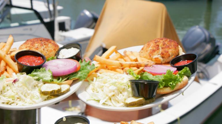 享用蟹糕三明治,欣赏切萨皮克湾的美丽风景 享用蟹糕三明治,欣赏切萨皮克湾的美丽风景