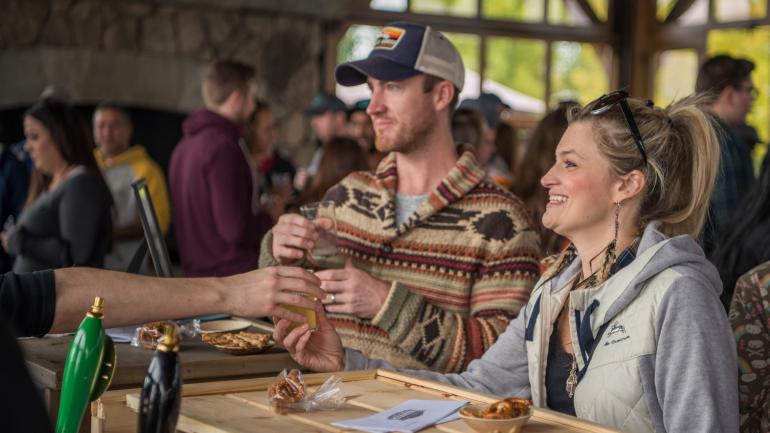 在贝塞尔伍兹艺术中心举办的特殊活动上品尝手工酿造的啤酒