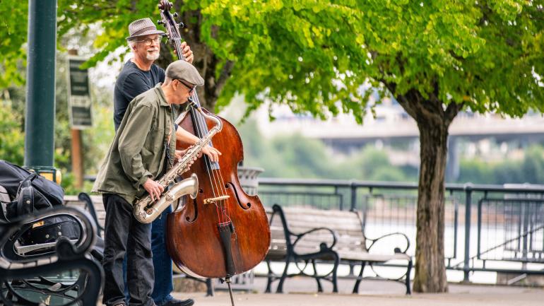 波特兰河边的街头音乐家表演