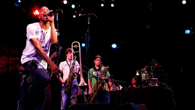 Trombone Shorty & Orleans Avenue 乐队在西雅图 Bumbershoot 音乐节舞台上倾情表演 Trombone Shorty & Orleans Avenue 乐队在西雅图 Bumbershoot 音乐节舞台上倾情表演