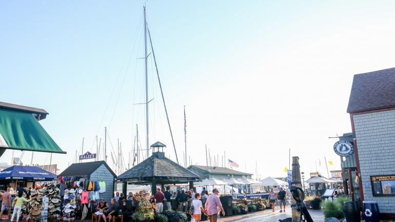 在纽波特 Bowen's Wharf 码头沿着海滨尽享购物之趣