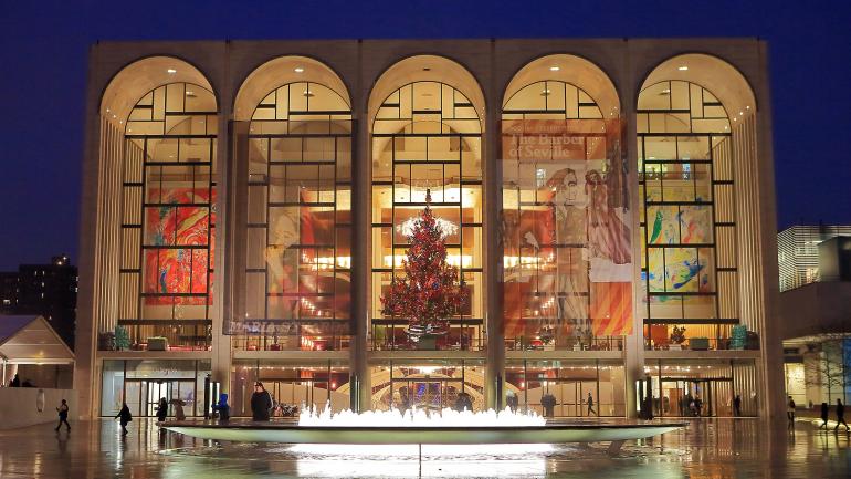 节日中林肯中心绚丽璀璨的夜景