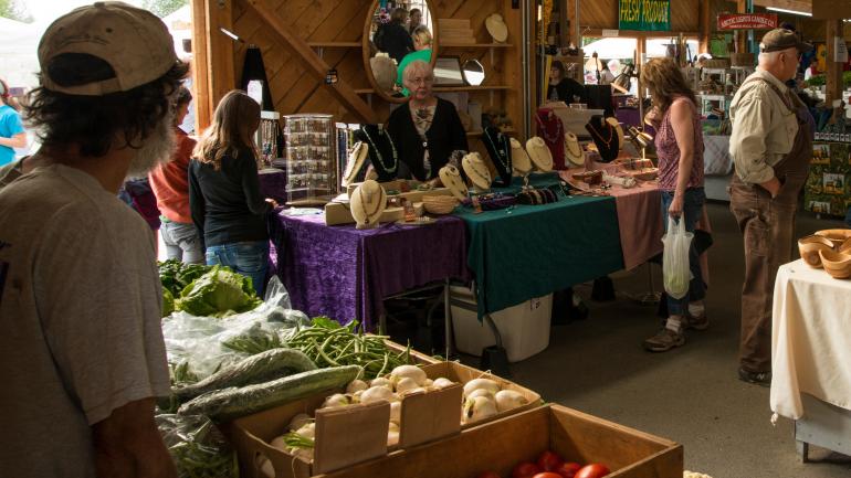 费尔班克斯手工市场出售的新鲜农产品和其他商品