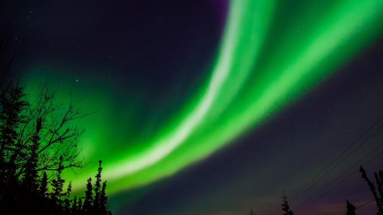 在乡村公路上欣赏北极光