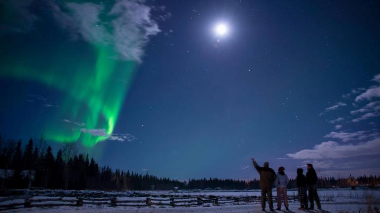 在满月时分抬头凝视北极光