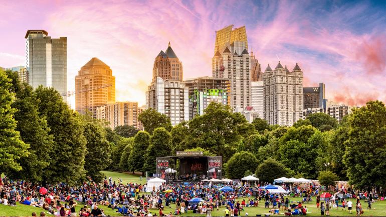 皮德蒙特公园亚特兰大爵士音乐节上令人迷醉的天际线景观