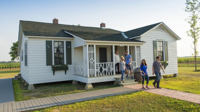 在阿肯色州的戴斯镇探索翰尼·卡什少年时的居所