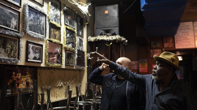 随 Lurrie Bell 一起浏览蓝调纪念品 随 Lurrie Bell 一起浏览蓝调纪念品