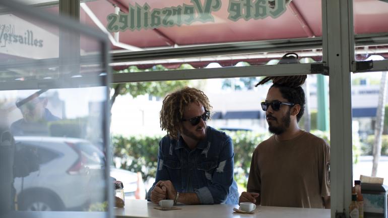 在 Versailles 餐厅的外带窗口点杯咖啡细细品尝 在 Versailles 餐厅的外带窗口点杯咖啡细细品尝