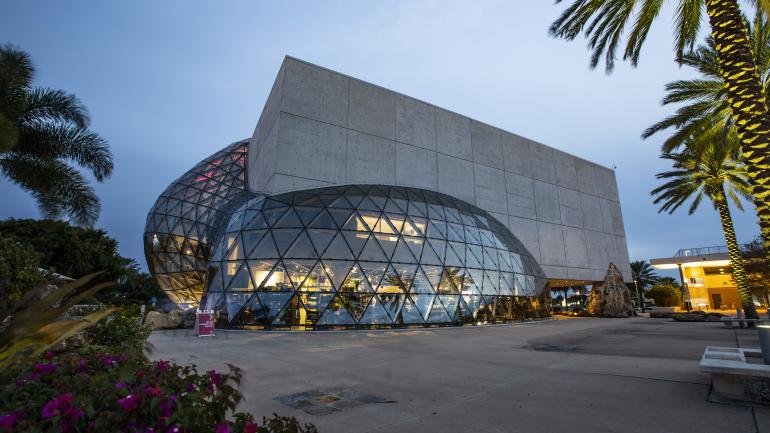 圣彼得斯堡市中心引人注目的达利博物馆