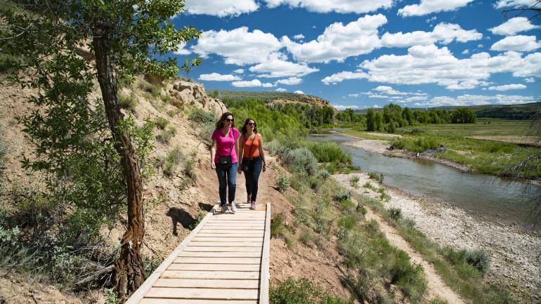 沿着怀俄明州埃文斯顿的熊河州立公园附近的一条小路徒步