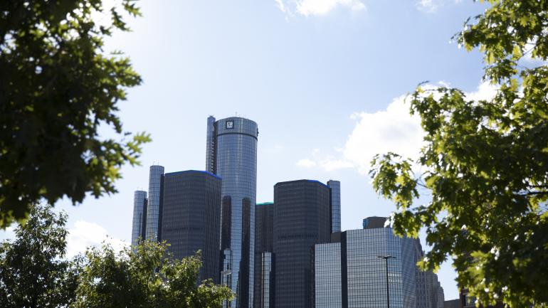 在城市公园欣赏底特律天际线的美丽风光 在城市公园欣赏底特律天际线的美丽风光