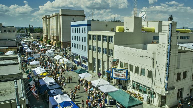 费尔班克斯市中心其中一项节日活动的鸟瞰图