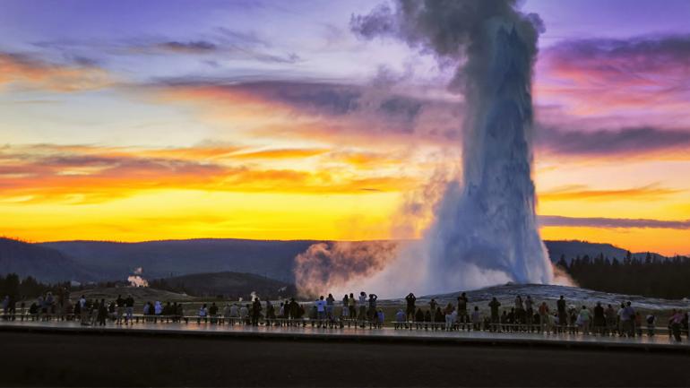 怀俄明州黄石国家公园喷发的老忠实间歇泉