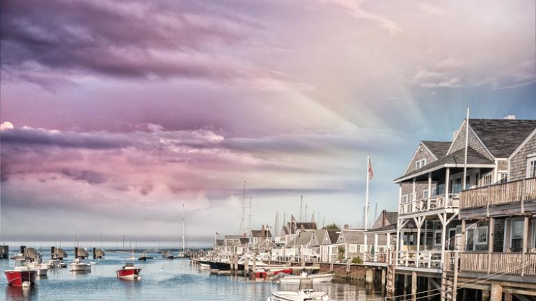 据说，马萨诸塞州楠塔基特的海岸风光激发了《大白鲨》的创作