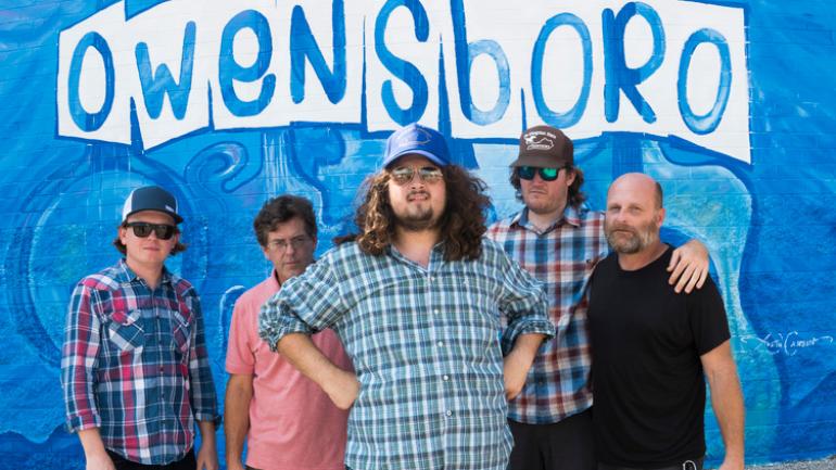 The Wooks 乐队在欧文斯伯勒的一幅壁画前合影 The Wooks 乐队在欧文斯伯勒的一幅壁画前合影