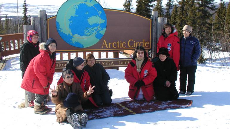 一定要与北极圈标志合影留念