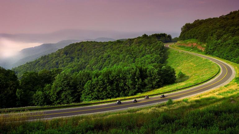 西弗吉尼亚州一条风景优美的山路