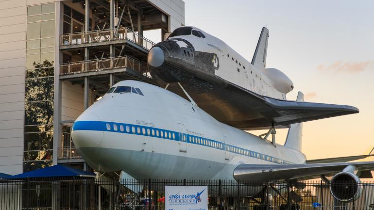 休斯敦太空中心独立广场内的太空飞船