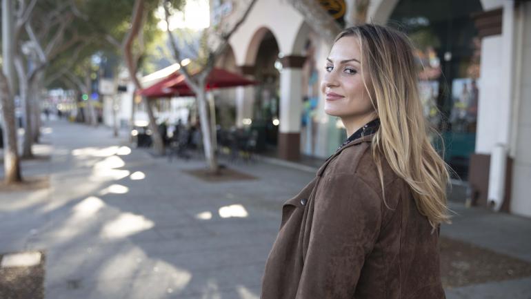 探索西好莱坞街道的 Kat Meoz