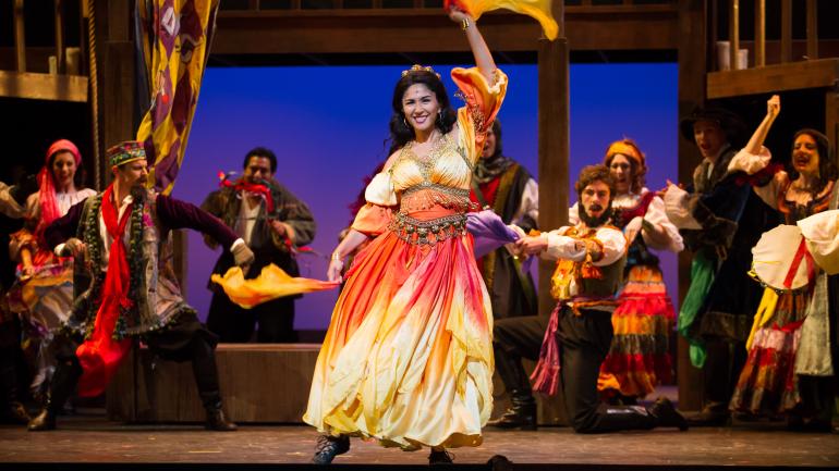 洛根犹他歌剧节期间的《巴黎圣母院》表演 洛根犹他歌剧节期间的《巴黎圣母院》表演