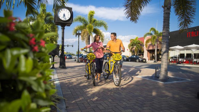 骑免费的共享单车，探索蓬塔戈尔达市中心