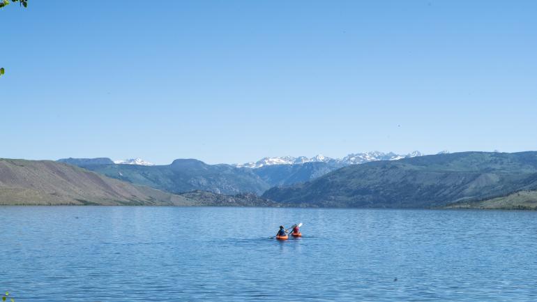 划独木舟游览怀俄明州派恩代尔地区古老的弗里蒙特湖