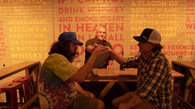 在欧文斯伯勒的一间品酒室内品尝肯塔基州波旁酒 在欧文斯伯勒的一间品酒室内品尝肯塔基州波旁酒