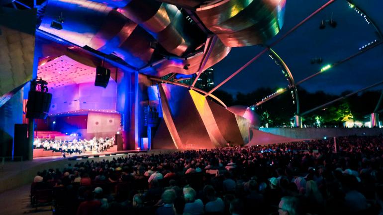 观看杰·普利兹克露天音乐厅的夜晚演出 观看杰·普利兹克露天音乐厅的夜晚演出