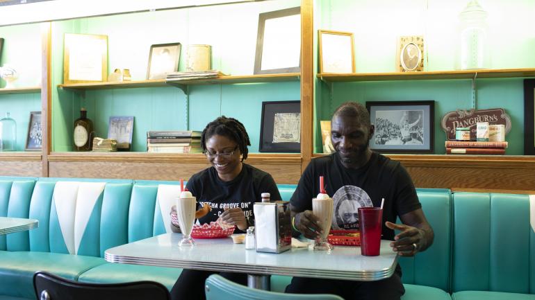 一边喝奶昔一边享用 Brent's Drugs 餐厅大受欢迎的老式晚餐 一边喝奶昔一边享用 Brent's Drugs 餐厅大受欢迎的老式晚餐