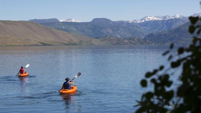 在怀俄明州派恩代尔的弗里蒙特湖上尽享皮划艇的乐趣