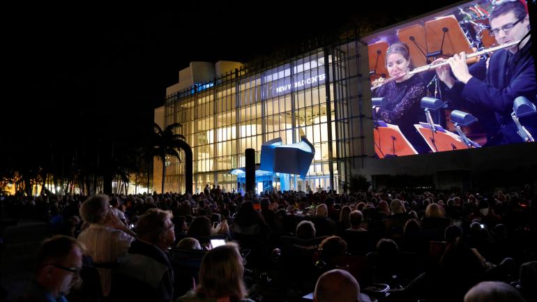 在新世界中心欣赏 WALLCAST 音乐会 在新世界中心欣赏 WALLCAST 音乐会