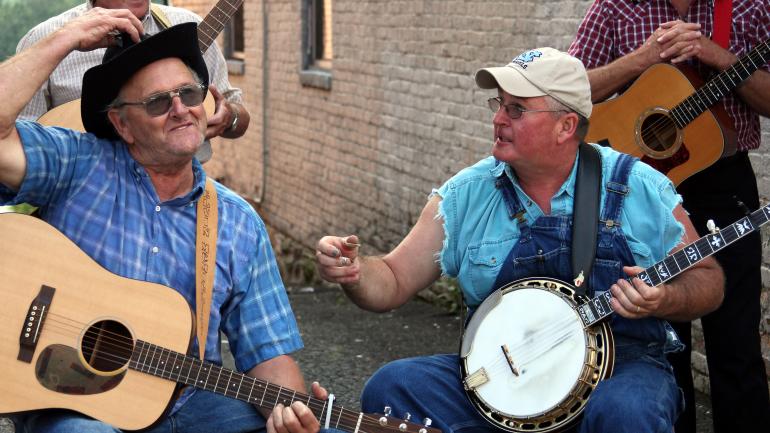 芒特艾里的蓝草音乐表演者