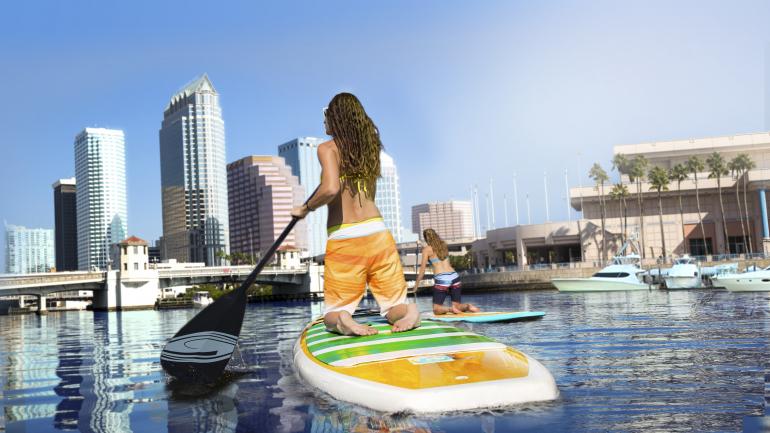 沿着佛罗里达州坦帕市中心的河滨步道体验单桨冲浪的乐趣