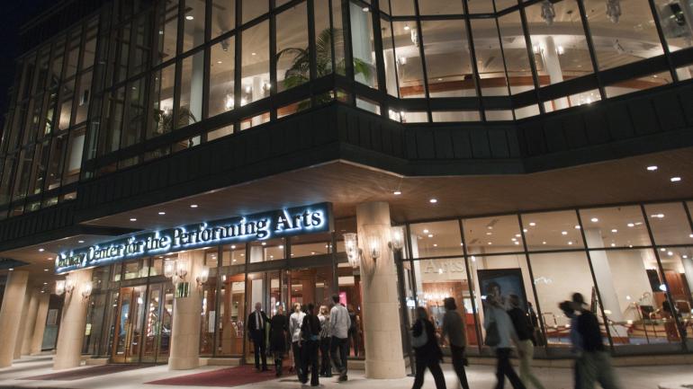 一群人走进圣保罗顶级音乐殿堂 — 奥德韦表演艺术中心 一群人走进圣保罗顶级音乐殿堂 — 奥德韦表演艺术中心