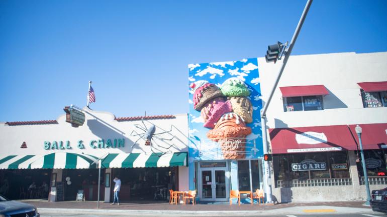 Calle Ocho 音乐节上的人气酒吧和餐厅 Calle Ocho 音乐节上的人气酒吧和餐厅