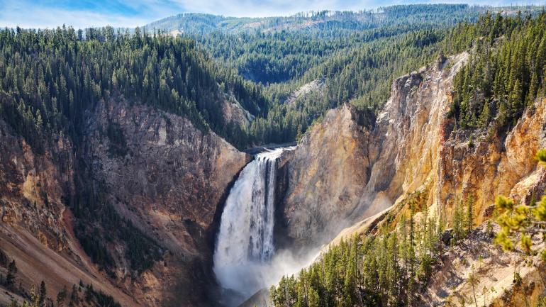 黄石大峡谷的黄石瀑布，怀俄明州黄石国家公园