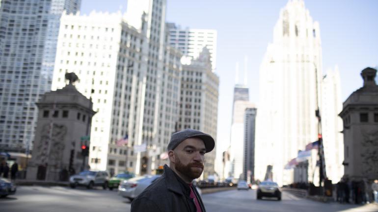 以芝加哥的经典建筑为背景拍照的 Mike Ledbetter 以芝加哥的经典建筑为背景拍照的 Mike Ledbetter