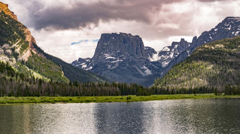 前往怀俄明州的阿尔卑斯山，欣赏迷人的山间美景