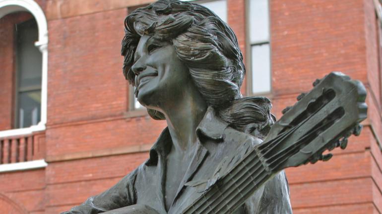 塞维尔维尔市中心的多莉·帕顿雕像