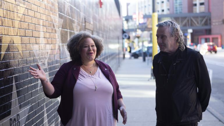 欣赏第一大道点缀着许多星星的外墙