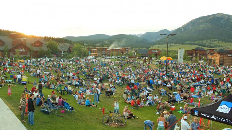 在大天空的高山间聆听现场音乐表演 在大天空的高山间聆听现场音乐表演