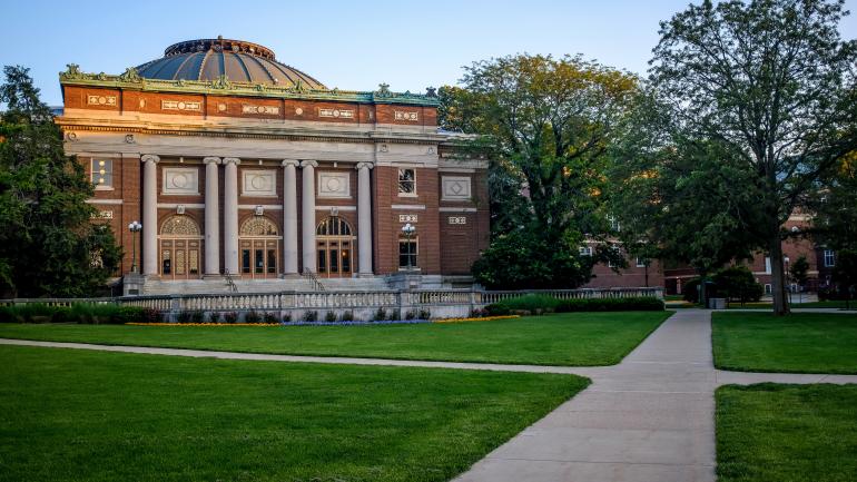 伊利诺伊大学尚佩恩分校的演讲会堂和表演场馆 — Foellinger Auditorium 礼堂