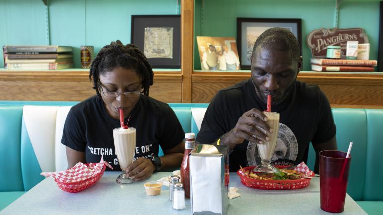 在 Brent's Drugs 餐厅品尝晚餐美食