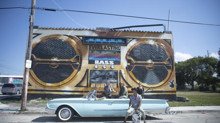 乐队在音乐主题的迈阿密壁画前合影 乐队在音乐主题的迈阿密壁画前合影