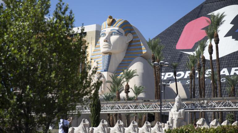 在度假村外沿着拉斯维加斯大道观光 在度假村外沿着拉斯维加斯大道观光