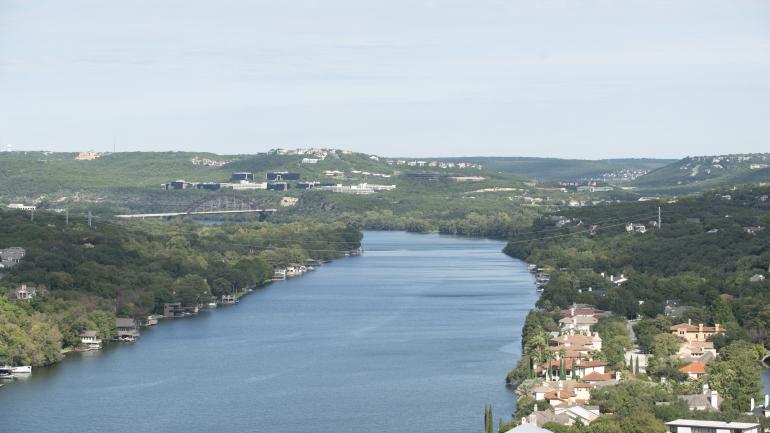 俯瞰伯德夫人湖和奥斯汀周围的山脉