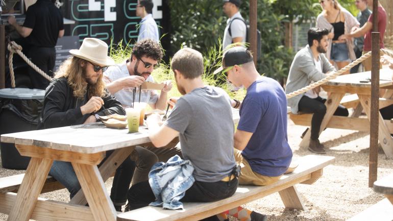 在奥斯汀美食餐车旁品尝美食